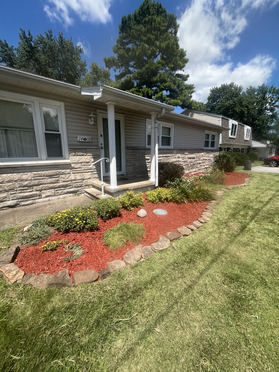 McGee's Landscaping red mulch landscape bed