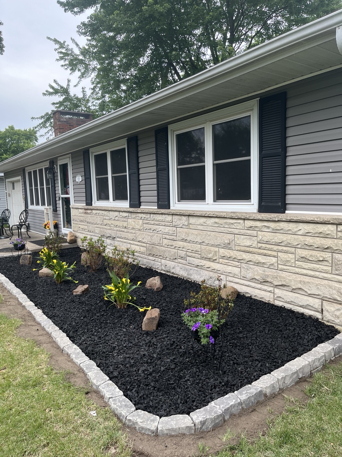 McGee's Landscaping black mulch bed with stone edging